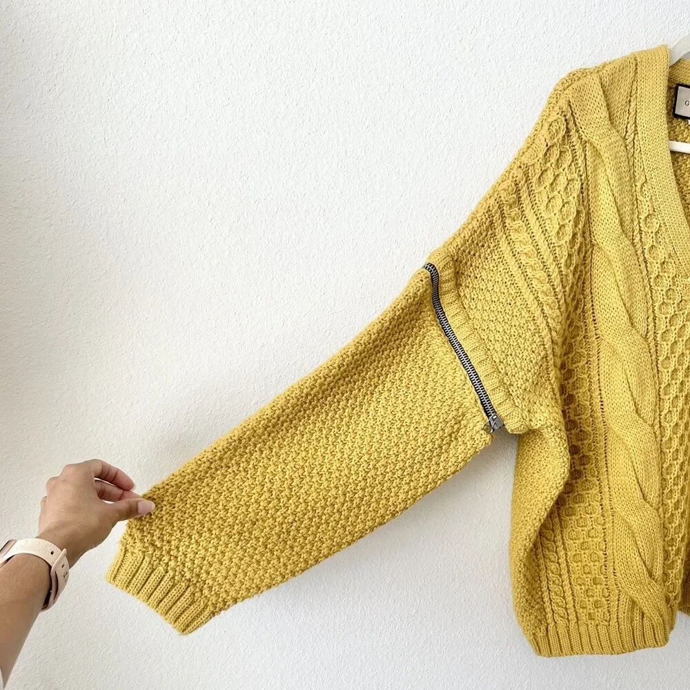 GUCCI V-Neck Cable Knit Wool Sweater Detachable Sleeve in Yellow Size Medium